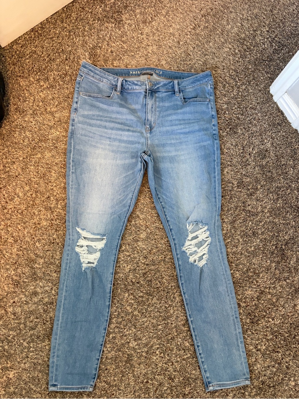 American Eagle Light Blue Ripped Skinny Jeans Women’s size 18 long